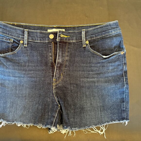 Women's Classic Straight Levi Jean Shorts - Picture 3 of 5